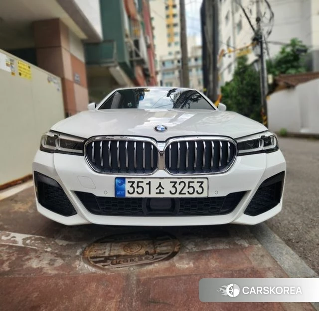 BMW 5 Series (G30) 2023 Белый из Кореи, фото 2
