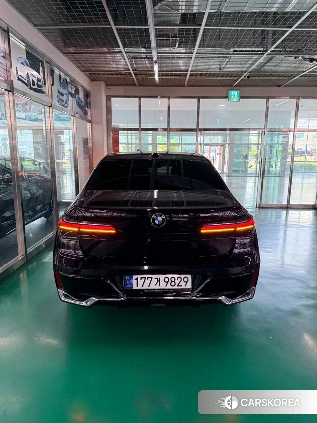 BMW 7 Series (G70) 2024 Черный из Кореи, фото 2