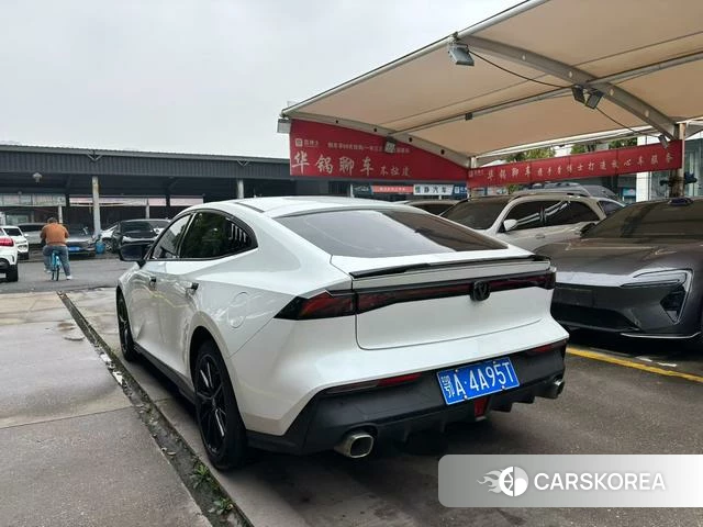 Chang'an UNI-V 2023 Белый из Китая, фото 2