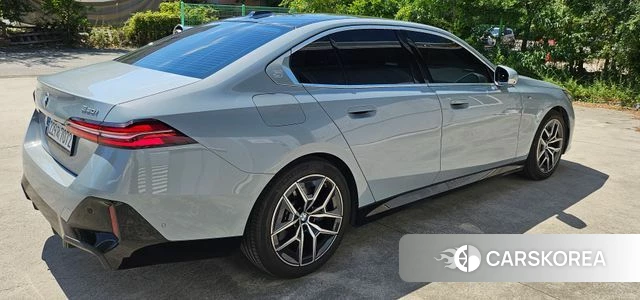 BMW 5 Series (G60) 2024 Небесно-голубой из Кореи, фото 2