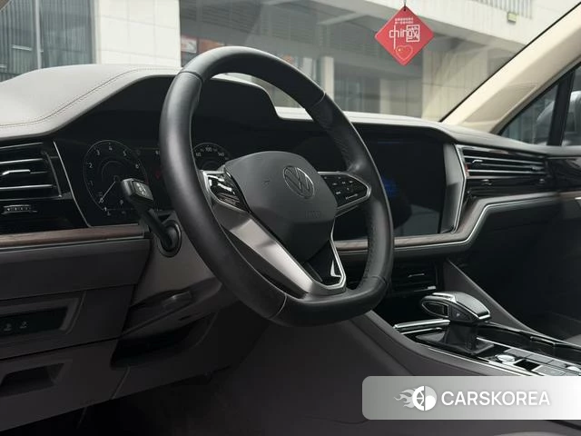 Volkswagen Touareg 2021 Темно-серый из Китая, фото 4