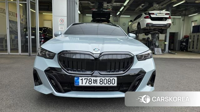 BMW 5 Series (G60) 2025 Цвет галактики из Кореи, фото 2