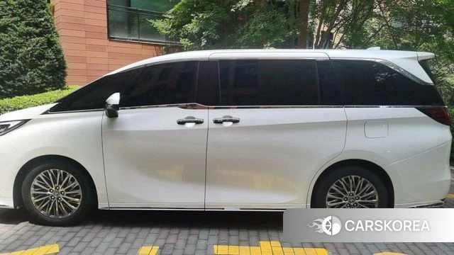 Lexus LM Second Generation 2024 Белый из Кореи, фото 2