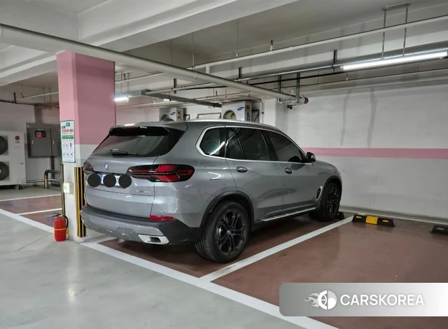 BMW X5 (G05) 2024 Серебристо-серый из Кореи, фото 2