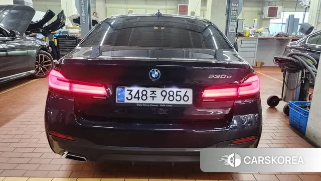 BMW 5 Series (G30) 2023 Черный из Кореи, фото 2