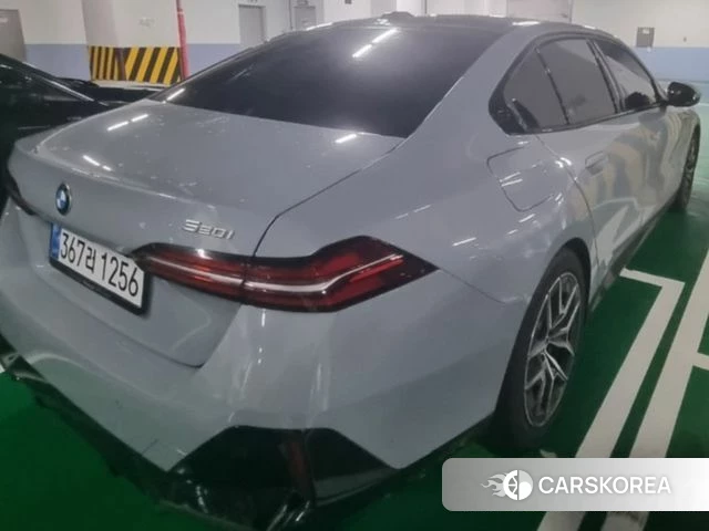 BMW 5 Series (G60) 2026 Светло-серебряный цвет из Кореи, фото 2