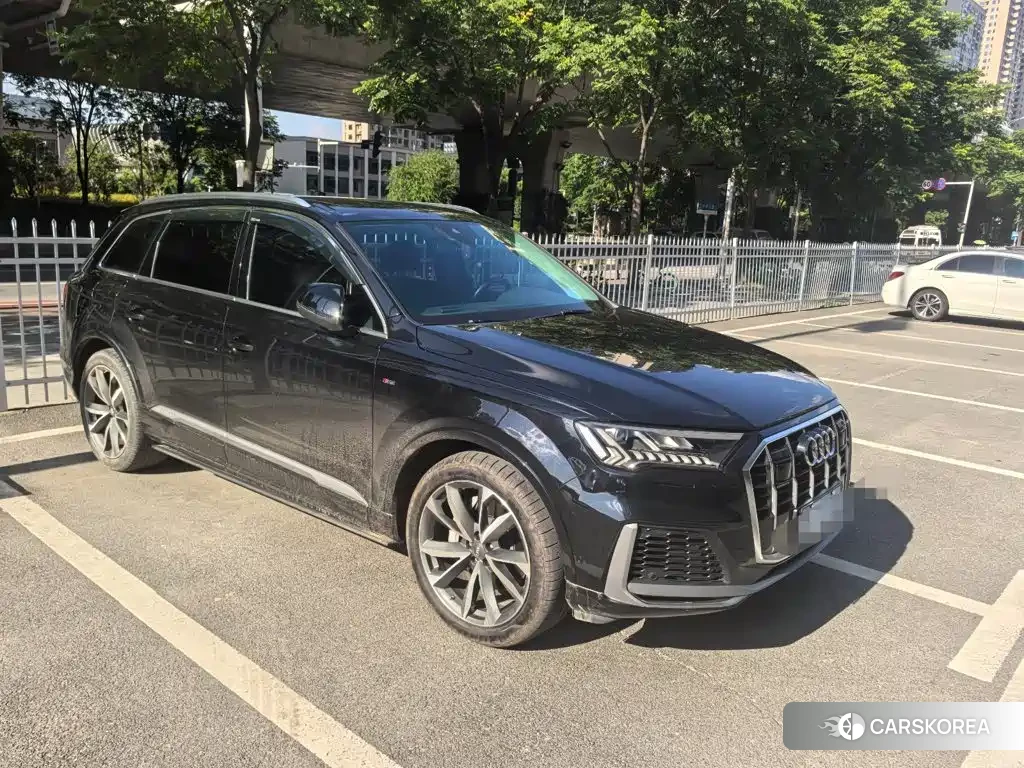 Audi Q7 2020 Черный из Китая, фото 2