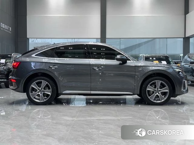 Audi Q5L Sportback 2022 Серебристо-серый из Китая, фото 2