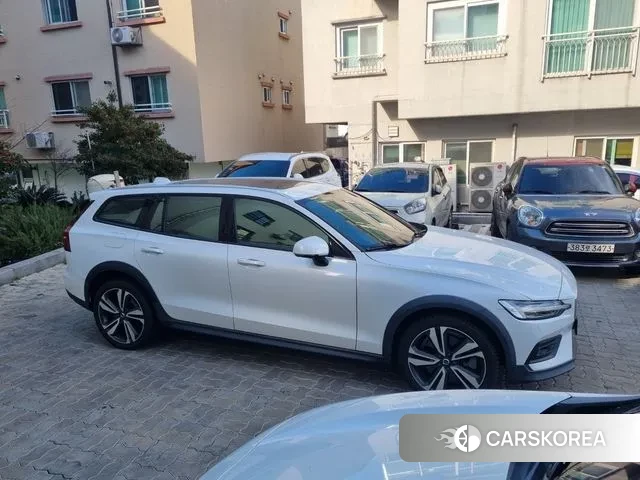 Volvo V60 Cross-Country 2nd Generation 2020 Белый из Кореи, фото 2