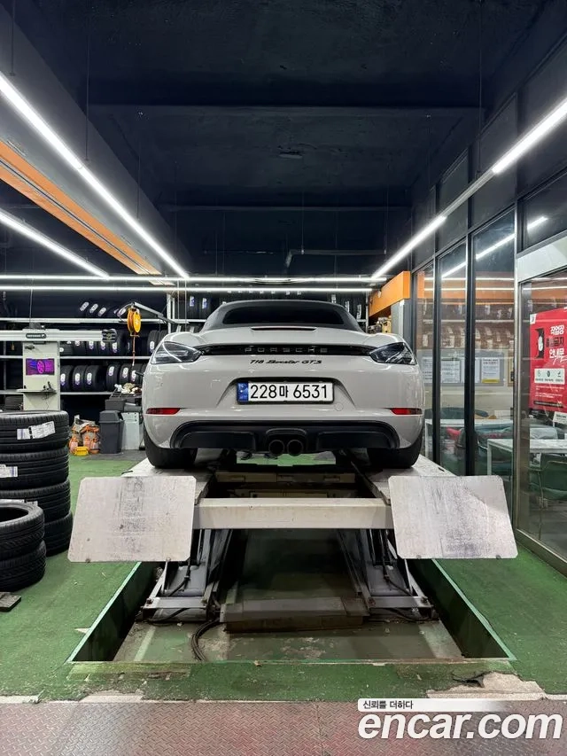 Porsche 718 Boxster 2018 Серебристо-серый из Кореи, фото 2