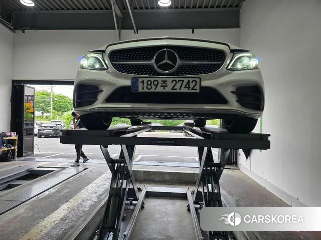 Mercedes-Benz C-Class W205 2023 Белый из Кореи, фото 2