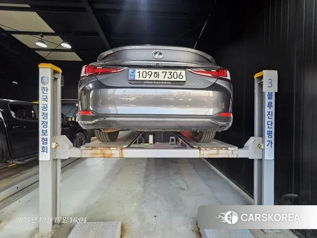 Lexus ES300h 7th generation 2023 Серебристо-серый из Кореи, фото 2