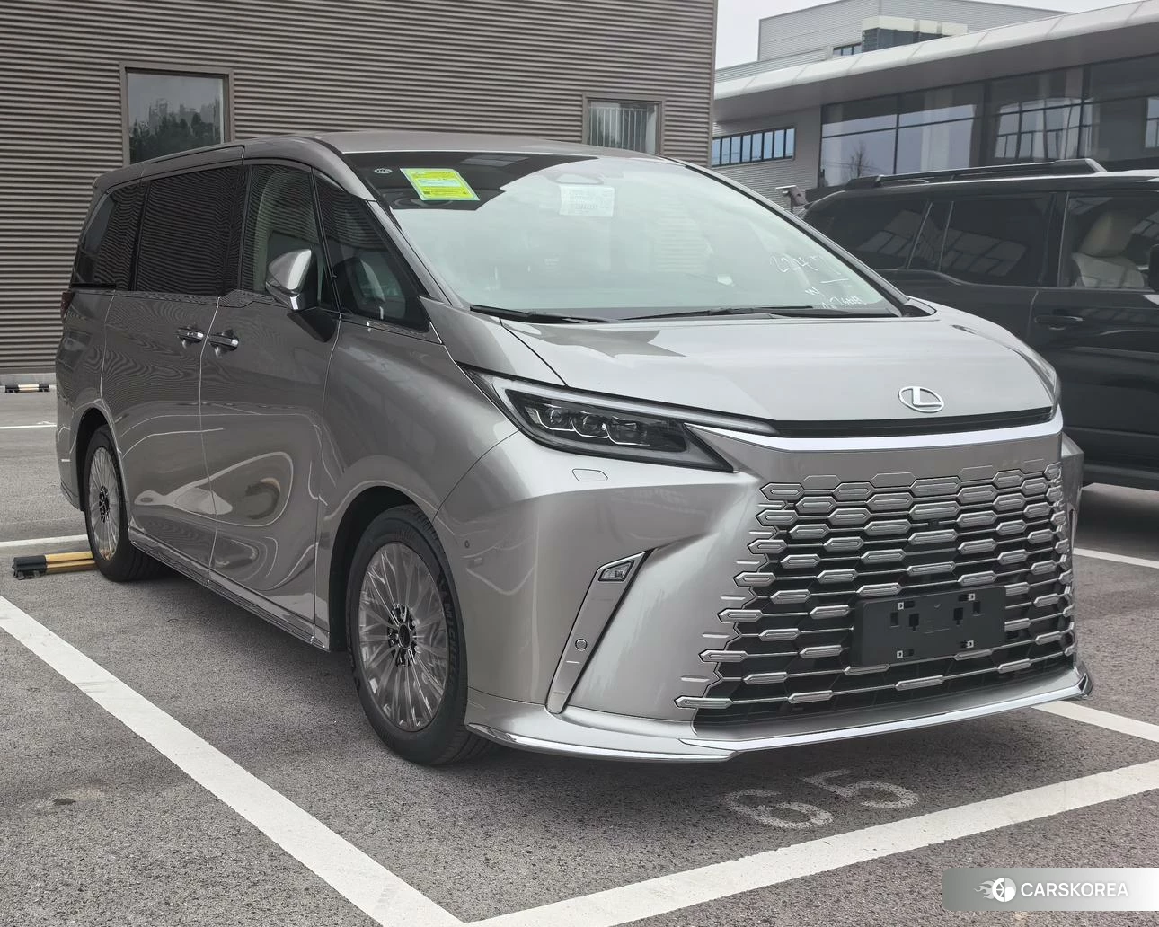 Lexus LM 2025 Серебристо-серый из Китая, фото 4