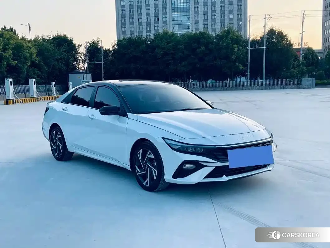 Hyundai Elantra 2023 Белый из Китая, фото 2