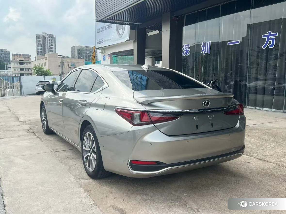 Lexus ES 2022 Серебристо-серый из Китая, фото 2