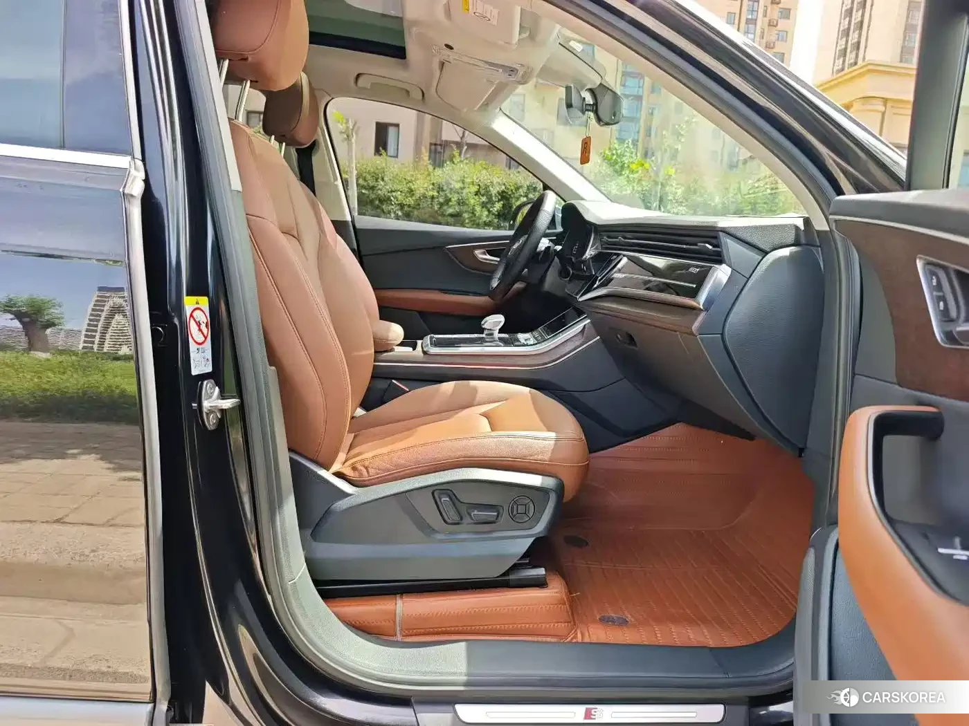 Audi Q7 2021 Черный из Китая, фото 2