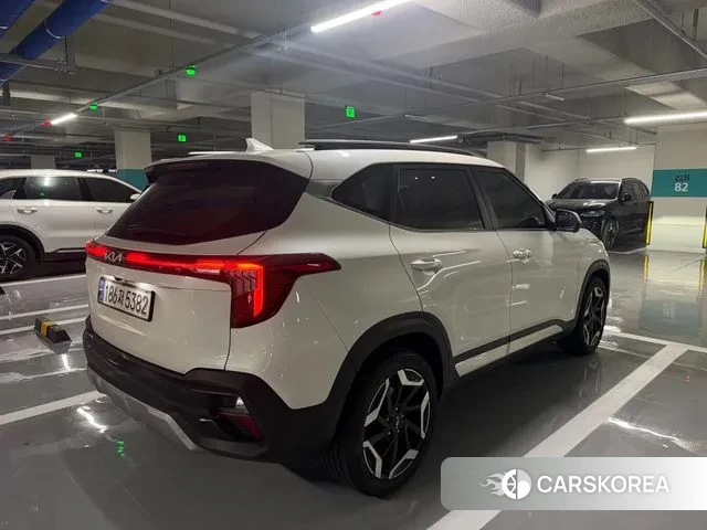Kia Seltos 2022 Белый из Кореи, фото 3