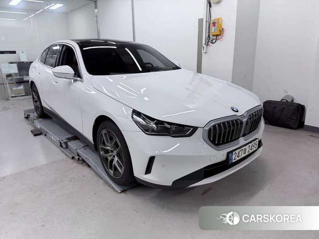 BMW 5 Series (G60) 2023 Белый из Кореи, фото 3