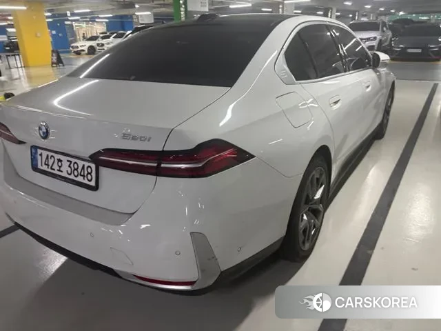 BMW 5 Series (G60) 2024 Белый из Кореи, фото 2