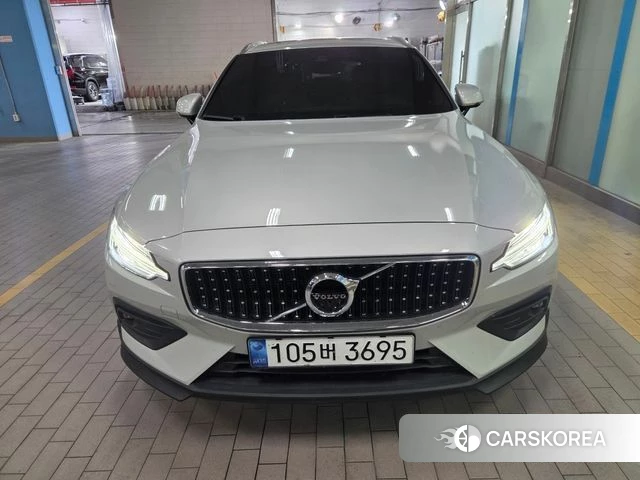 Volvo V60 Cross-Country 2nd Generation 2021 Серебристо-серый из Кореи, фото 2