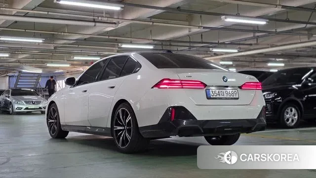 BMW 5 Series (G60) 2025 Белый из Кореи, фото 3