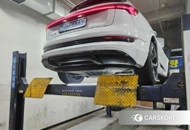 Audi e-Tron 2022 Белый из Кореи, фото 2