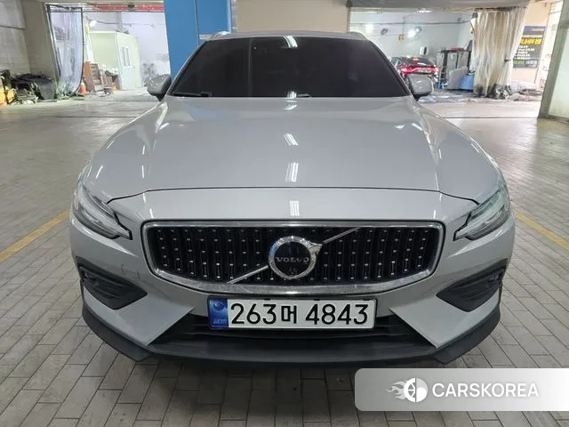 Volvo V60 Cross-Country 2nd Generation 2023 Серебряный из Кореи, фото 2