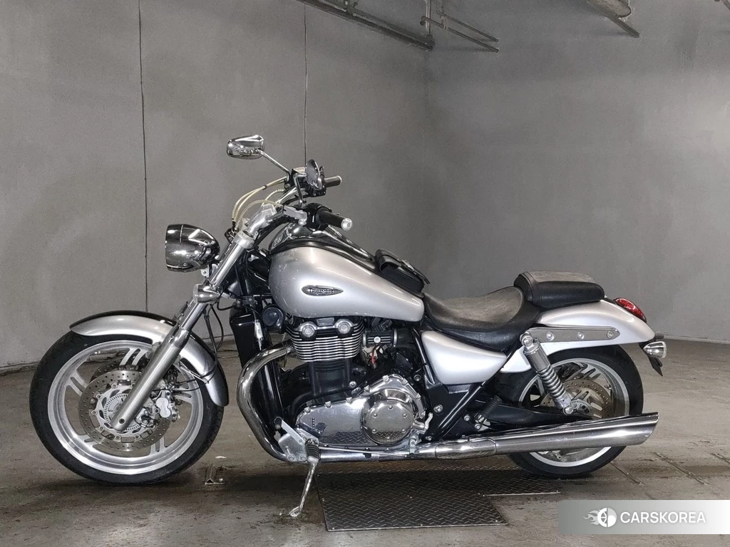 Проданный Triumph THUNDERBIRD 900 2010 из Японии