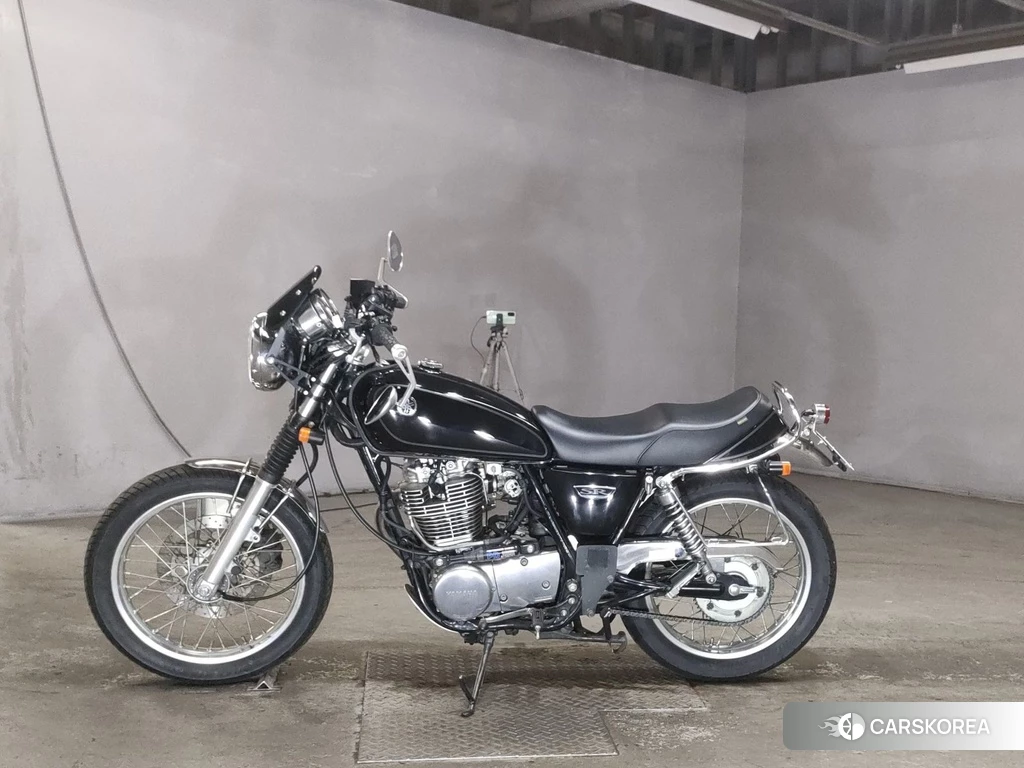 Проданный Yamaha SR 400 2015 из Японии
