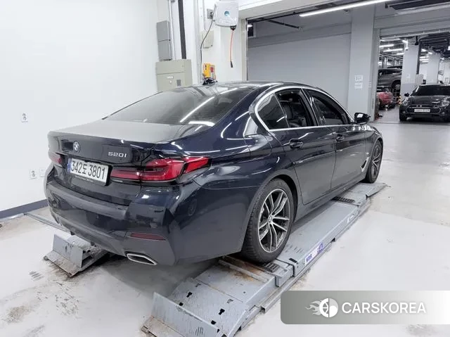 BMW 5 Series (G30) 2023 Черный из Кореи, фото 2