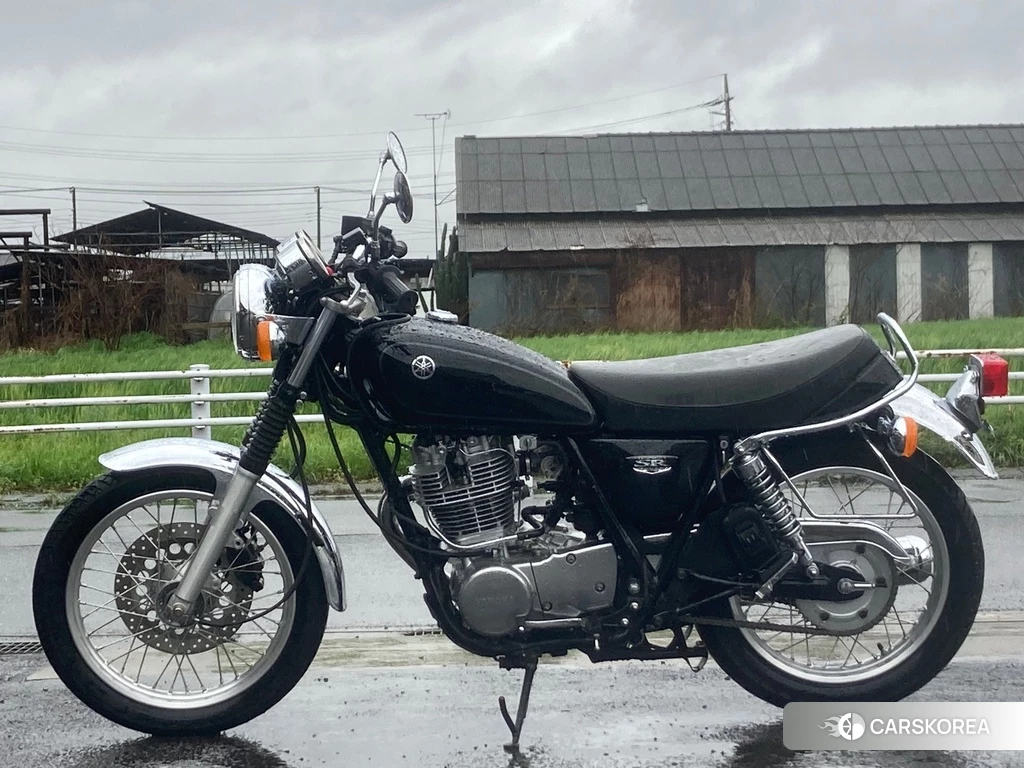 Проданный Yamaha SR 400 2018 из Японии