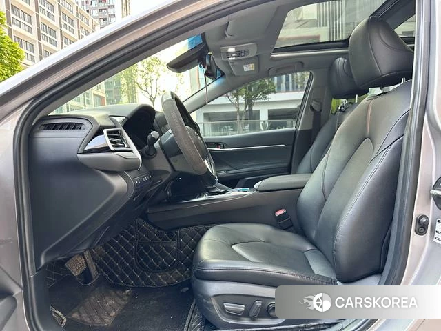 Toyota Camry 2023 Серебристо-серый из Китая, фото 3