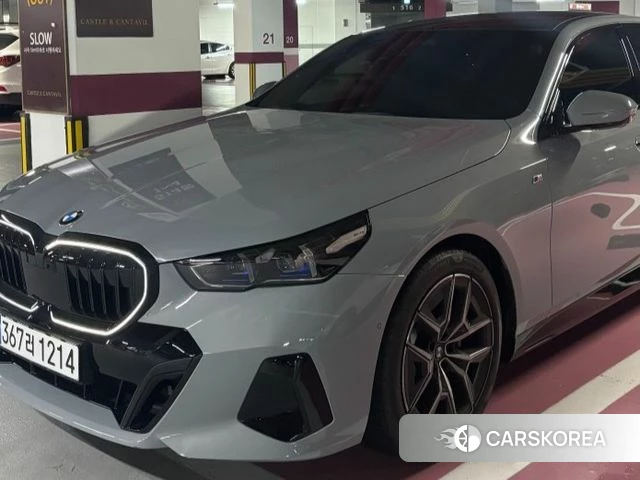 BMW 5 Series (G60) 2026 Светло-серебряный цвет из Кореи, фото 2