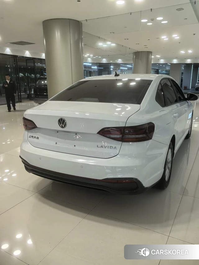 Volkswagen Lavida 2023 Белый из Китая, фото 2