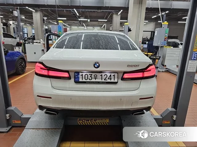 BMW 5 Series (G30) 2023 Белый из Кореи, фото 2