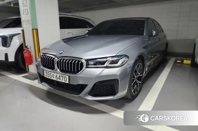 BMW 5 Series (G30) 2023 Серебристо-серый из Кореи, фото 5