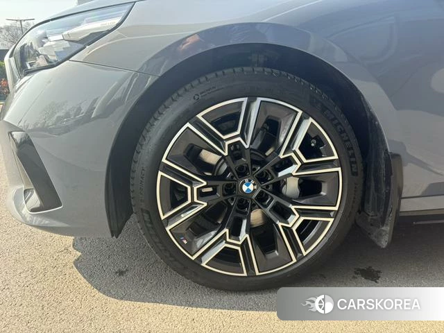 BMW 5 series 2025 Серебристо-серый из Китая, фото 2