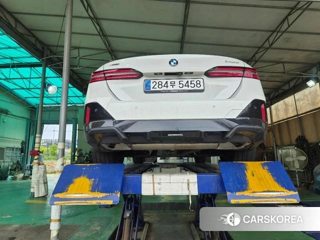 BMW 5 Series (G60) 2023 Белый из Кореи, фото 2