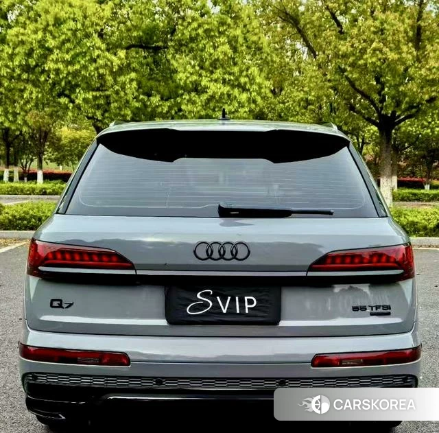 Audi Q7 2021 Серебристо-серый из Китая, фото 2