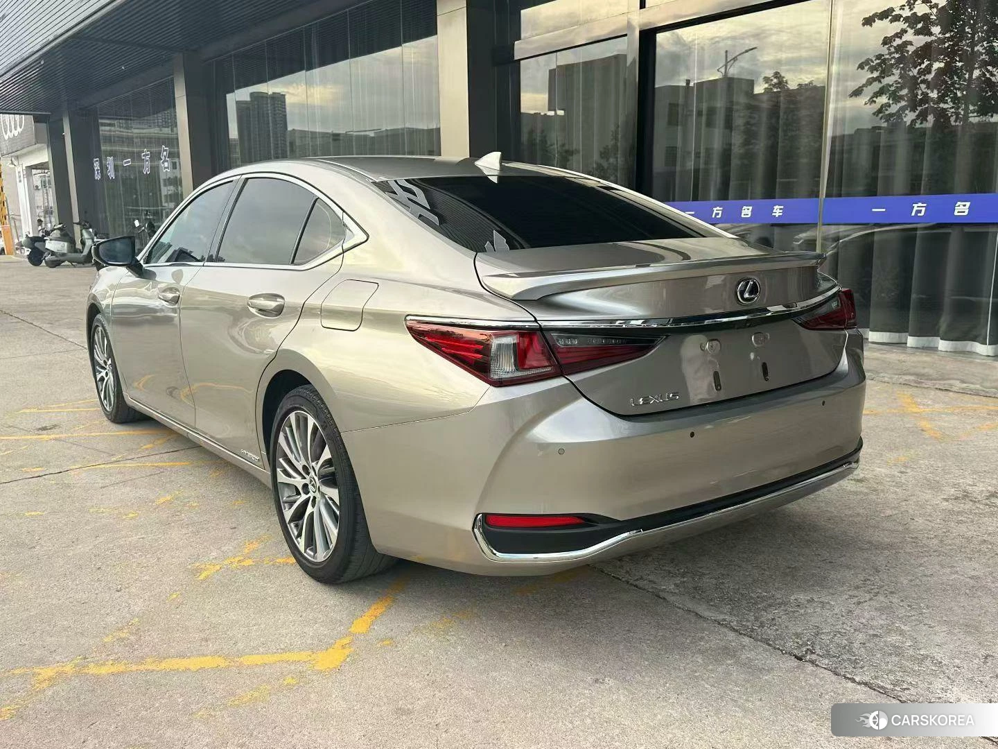 Lexus ES 2020 Серебристо-серый из Китая, фото 2