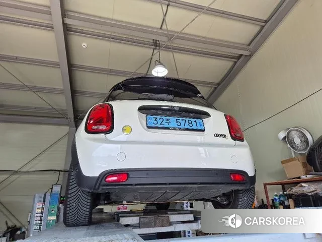 Mini Cooper Electric 2023 Белый из Кореи, фото 2