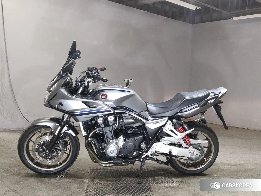 Проданный Honda CB1300SF BOLDOR 2018 из Японии, фото 2