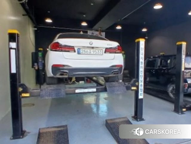 BMW 5 Series (G30) 2018 Белый из Кореи, фото 2