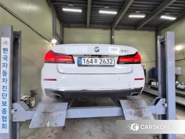 BMW 5 Series (G30) 2021 Белый из Кореи, фото 2