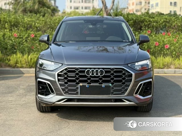 Audi Q5L 2021 Темно-серый из Китая, фото 6