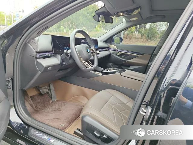 BMW 5 series 2024 Черный из Китая, фото 2