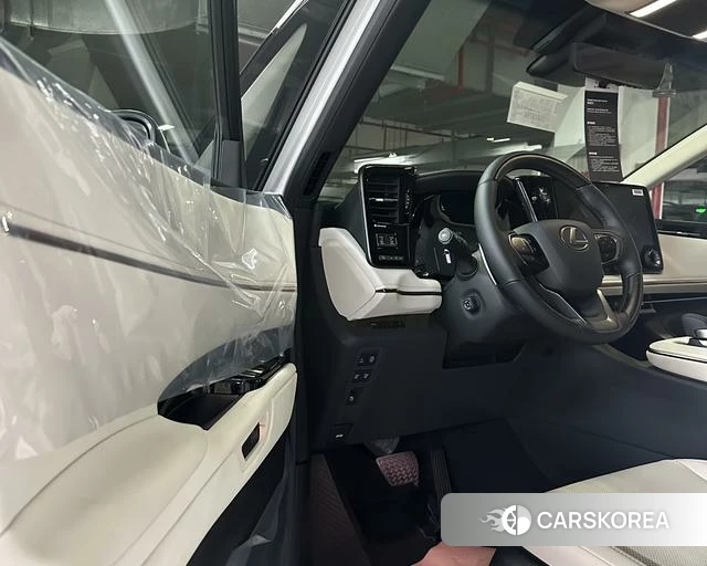 Lexus LM id 4259910 из Китая 9