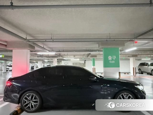 BMW 5 Series (G60) 2025 Черный из Кореи, фото 2