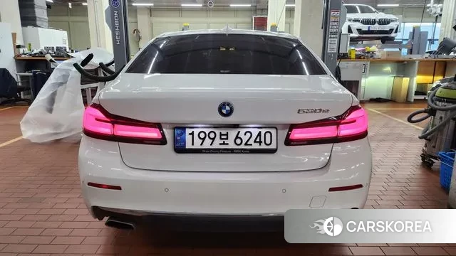 BMW 5 Series (G30) 2022 Белый из Кореи, фото 2