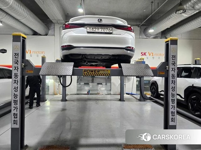 Lexus ES300h 7th generation 2023 Белый из Кореи, фото 2